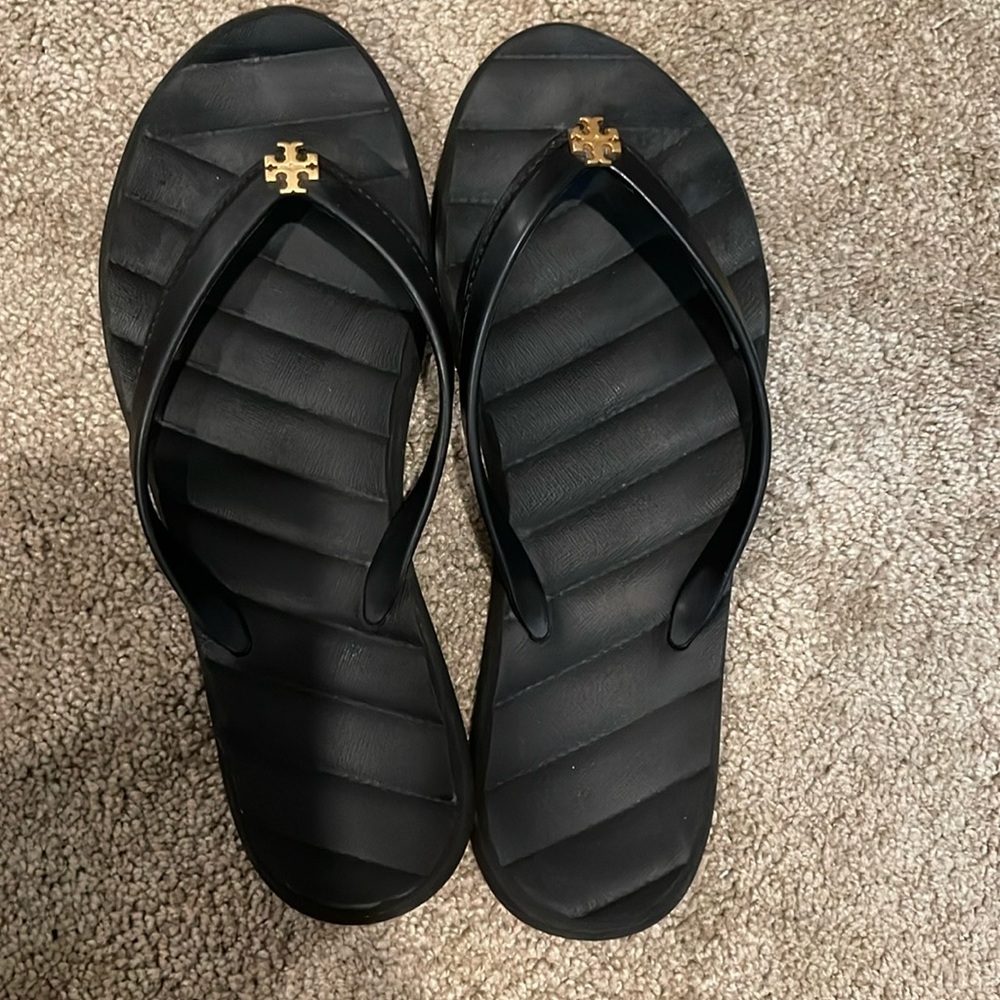 Tory Burch Kira flip flops EUC. They have wear & fit like a 7 purchase off here!
